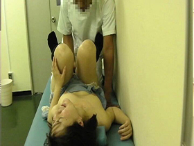 「診察なのに…感じちゃうぅぅ～！！」風邪で敏感になった体に追い撃ちをかけるように触診されてビクンビクン震わす人妻 内科盗撮2　20人　サンプル画像12